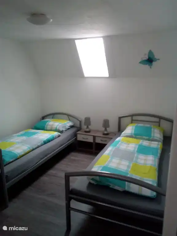 2-Personen-Schlafzimmer im Obergeschoss mit zwei Einzelbetten à 0,9 x 2,0 m