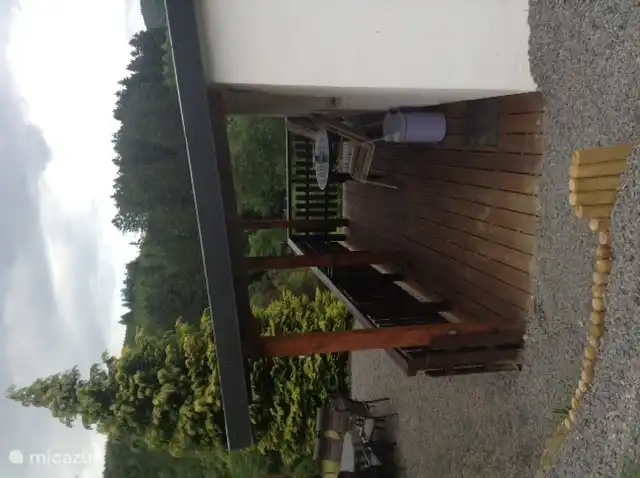 100% Privatsphäre auf der Terrasse hinter dem Haus, hier haben Sie einen schönen Blick auf die umliegende Natur