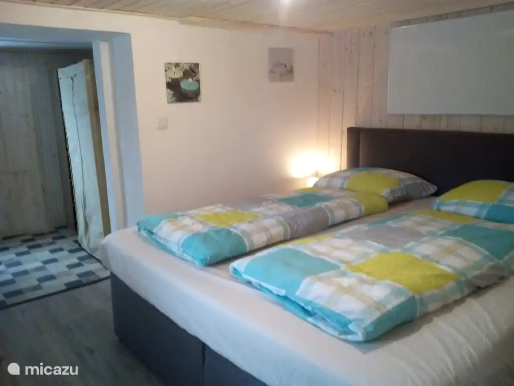 2-Personen-Schlafzimmer im Untergeschoss mit separatem Raum für Gepäck, Doppel-Boxspringbett 1,8 x 2,0 Meter,
Deckenhöhe 1,83 Meter