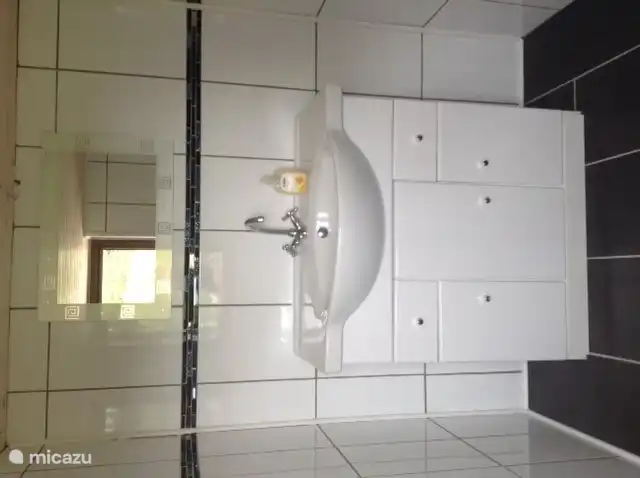 Toilette und Waschbecken im Keller