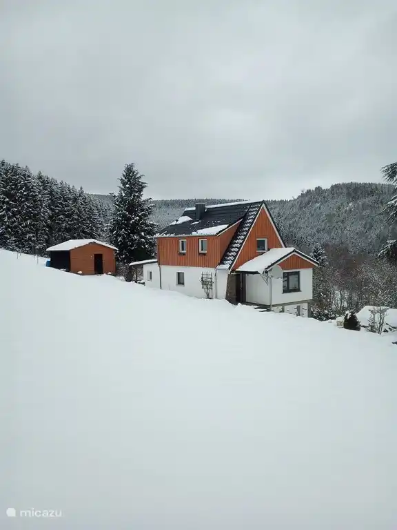 Im Winter gibt es gute Wintersportmöglichkeiten, eine Skipiste ist nicht weit entfernt