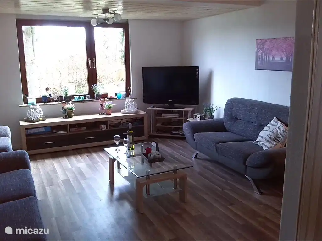 gemütliches Wohnzimmer mit Sitzecke und Holzofen