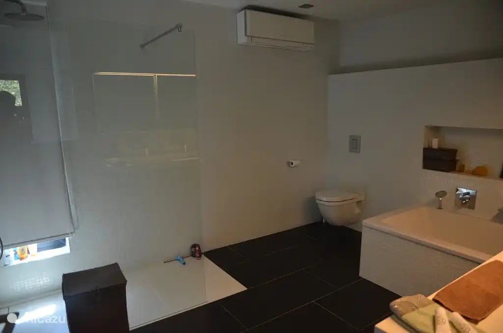 Luxuriöses Badezimmer mit Badewanne und Dusche