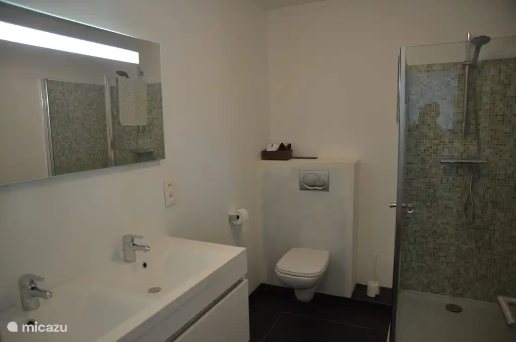 Badezimmer im 2. Gebäude ist etwas kleiner.