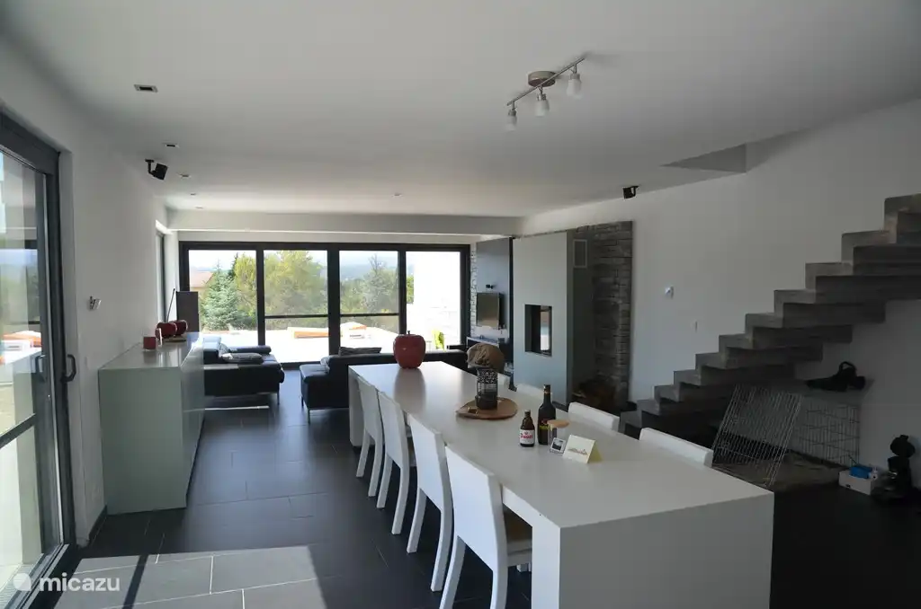 Gemütliche Essecke mit Sitzgelegenheiten. TV Vlaanderen-Paket via Satellit.