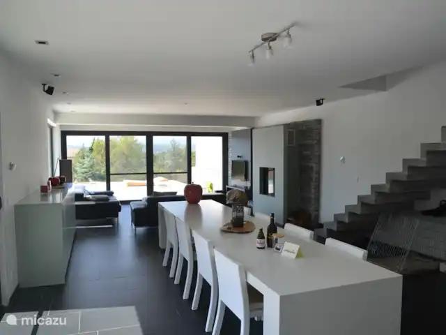 Villa 'Les cubes de Beaulieu' | France, Ardèche, Beaulieu (Ardèche) - villa Salle à manger confortable avec coin salon. Bouquet TV Flandre par satellite.