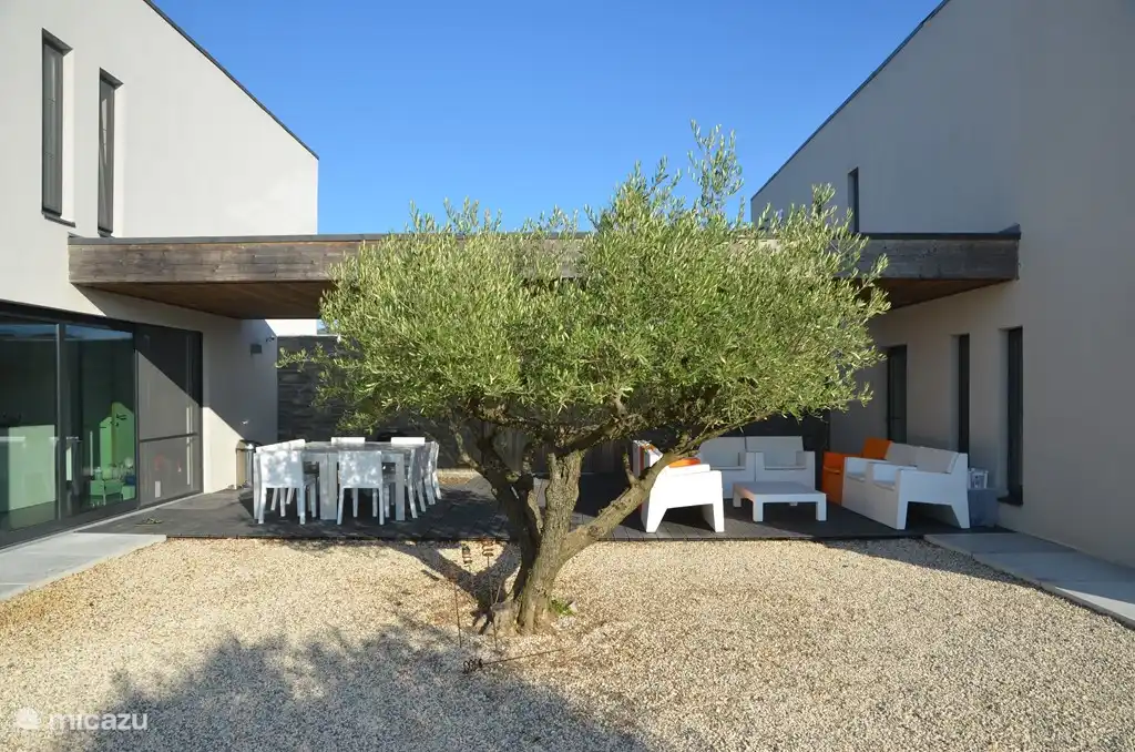 2 Häuser sind in Verbindung miteinander durch die Abdeckung.