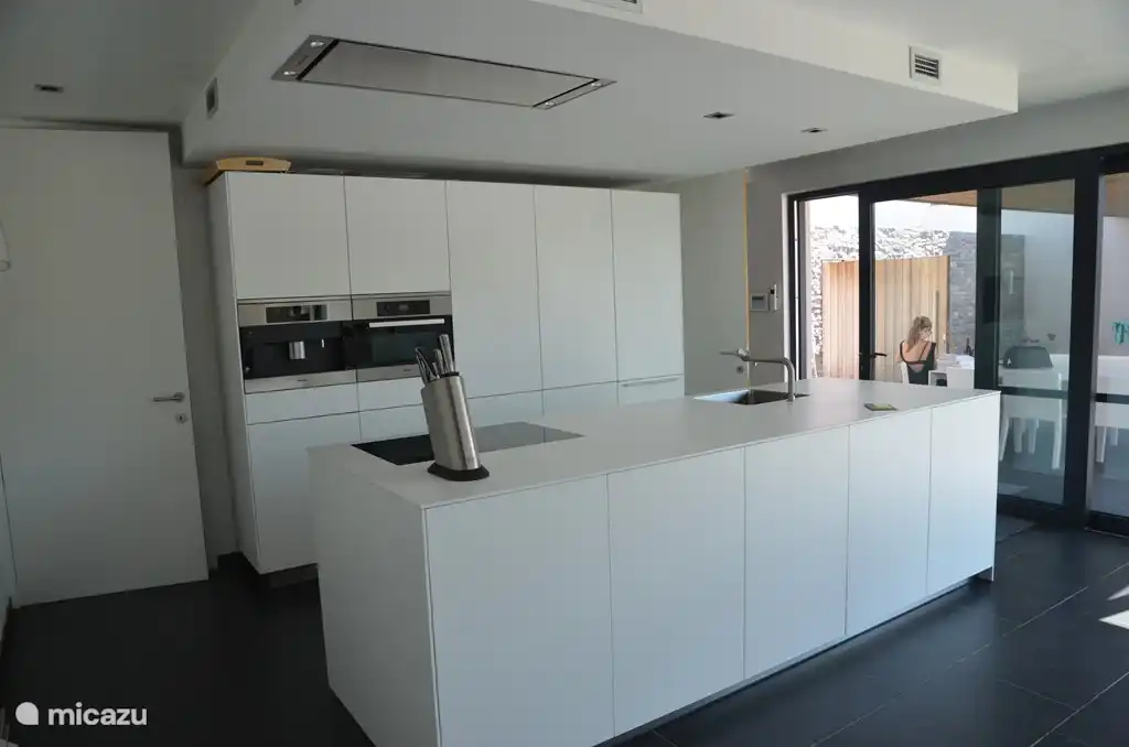 Bulthaup Küche mit allen modernen Komfort wie eine Spülmaschine, Mikrowelle, Einbau-Espressomaschine, Induktionsherd, ... In der Speisekammer gibt es eine Waschmaschine und Trockner.