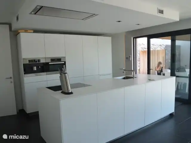 Villa 'Les cubes de Beaulieu' | France, Ardèche, Beaulieu (Ardèche) - villa Cuisine Bulthaup avec tout le confort nécessaire, tel qu'un lave-vaisselle, un four mixte, une machine expresso encastrable, une plaque à induction, ...
Dans la buanderie, il y a une machine à laver et un sèche-linge.