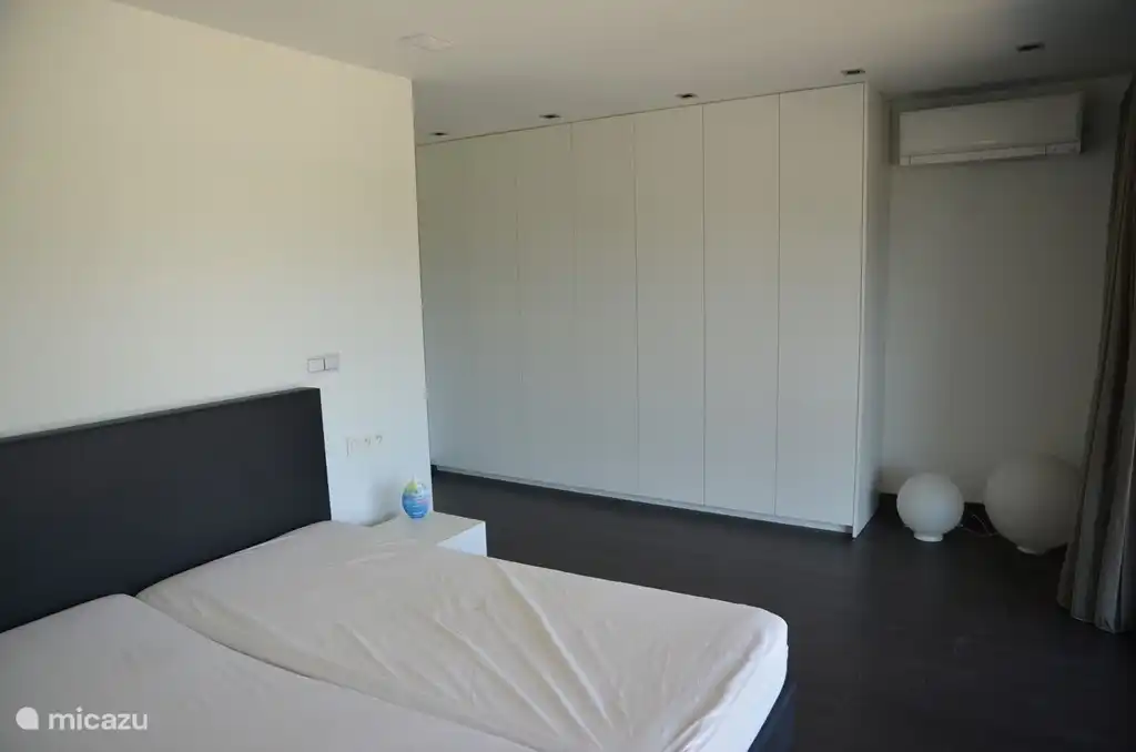 Einer der sechs Zimmer. 3 pro Haus.