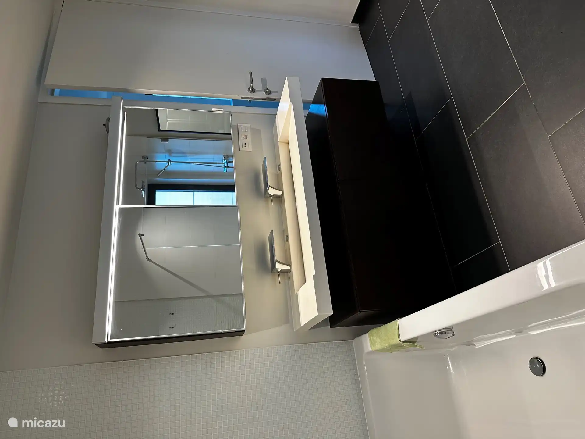 Badezimmer mit Dusche, Badewanne, WC und Doppelwaschbecken im Hauptgebäude