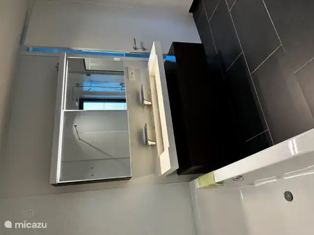Villa 'Les cubes de Beaulieu' | France, Ardèche, Beaulieu (Ardèche) - villa Salle de bain avec douche, baignoire, WC et double vasque dans le bâtiment principal