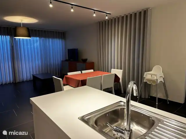 Villa 'Les cubes de Beaulieu' | France, Ardèche, Beaulieu (Ardèche) - villa Salon avec cuisine dans la maison d’hôtes