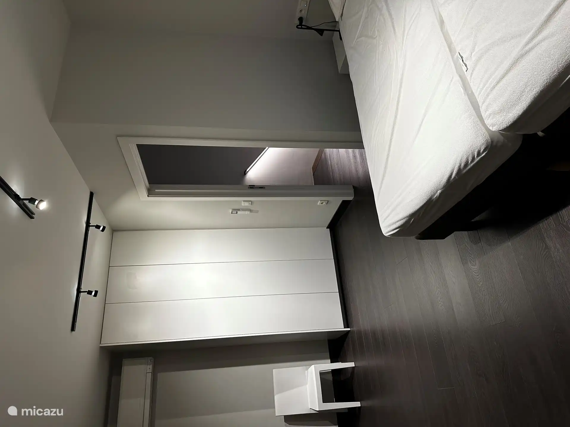 Schlafzimmer mit Blick auf den Pool in der Pension.