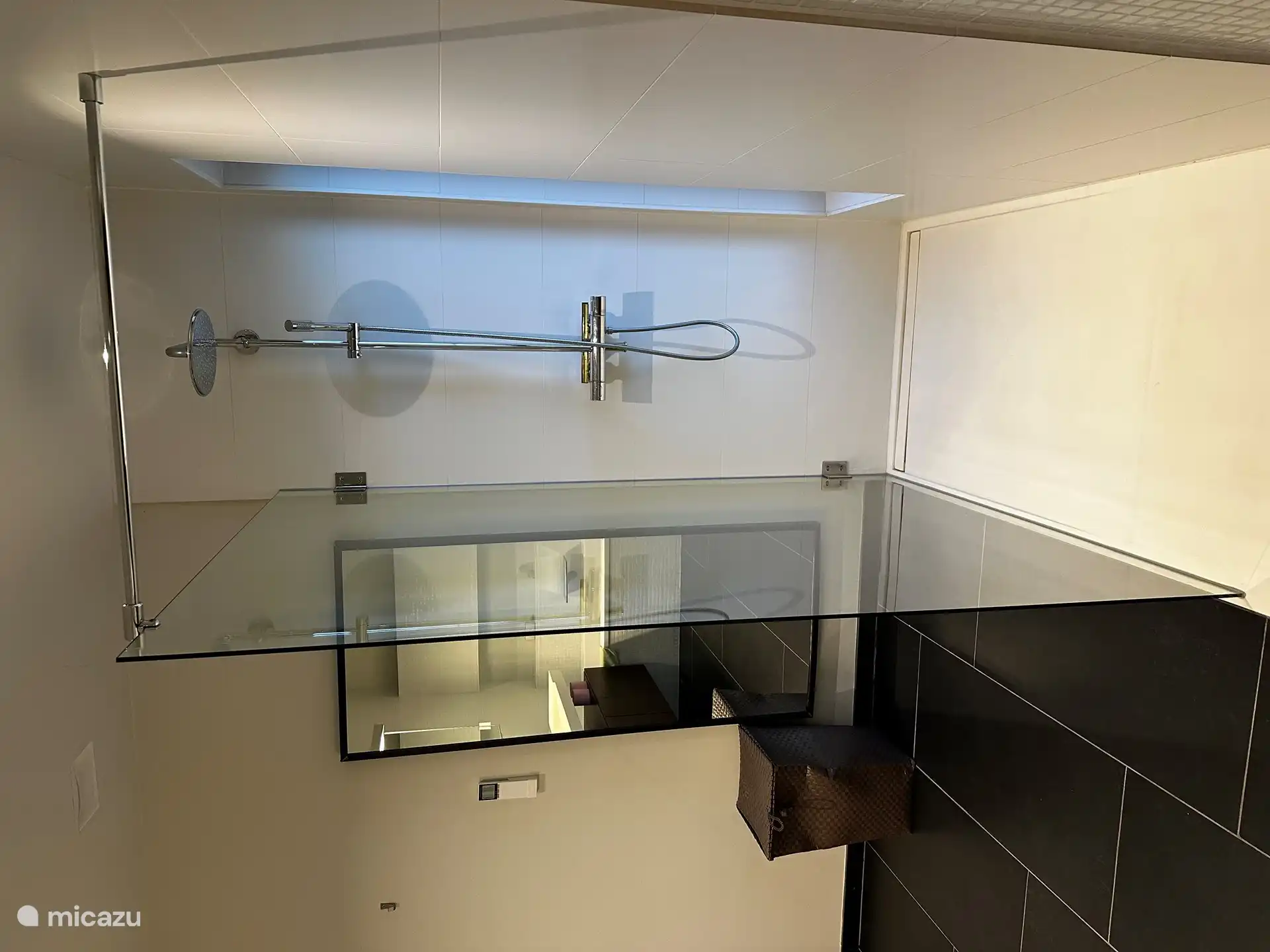 große begehbare Dusche im Hauptschlafzimmer