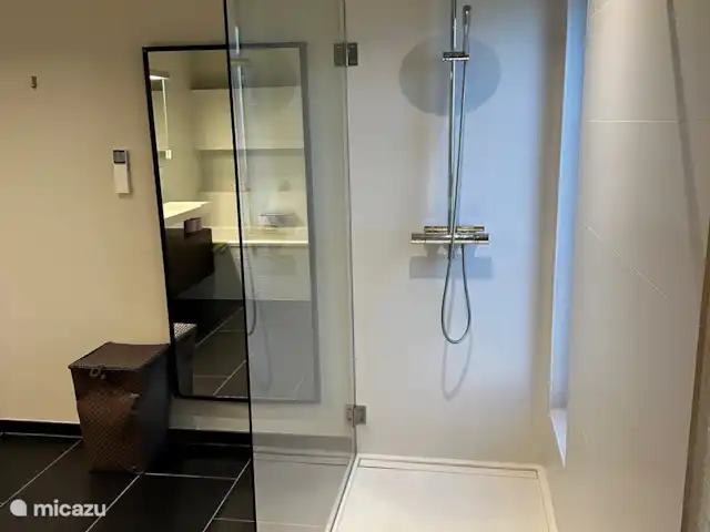 Villa 'Les cubes de Beaulieu' | France, Ardèche, Beaulieu (Ardèche) - villa grande douche à l'italienne en master