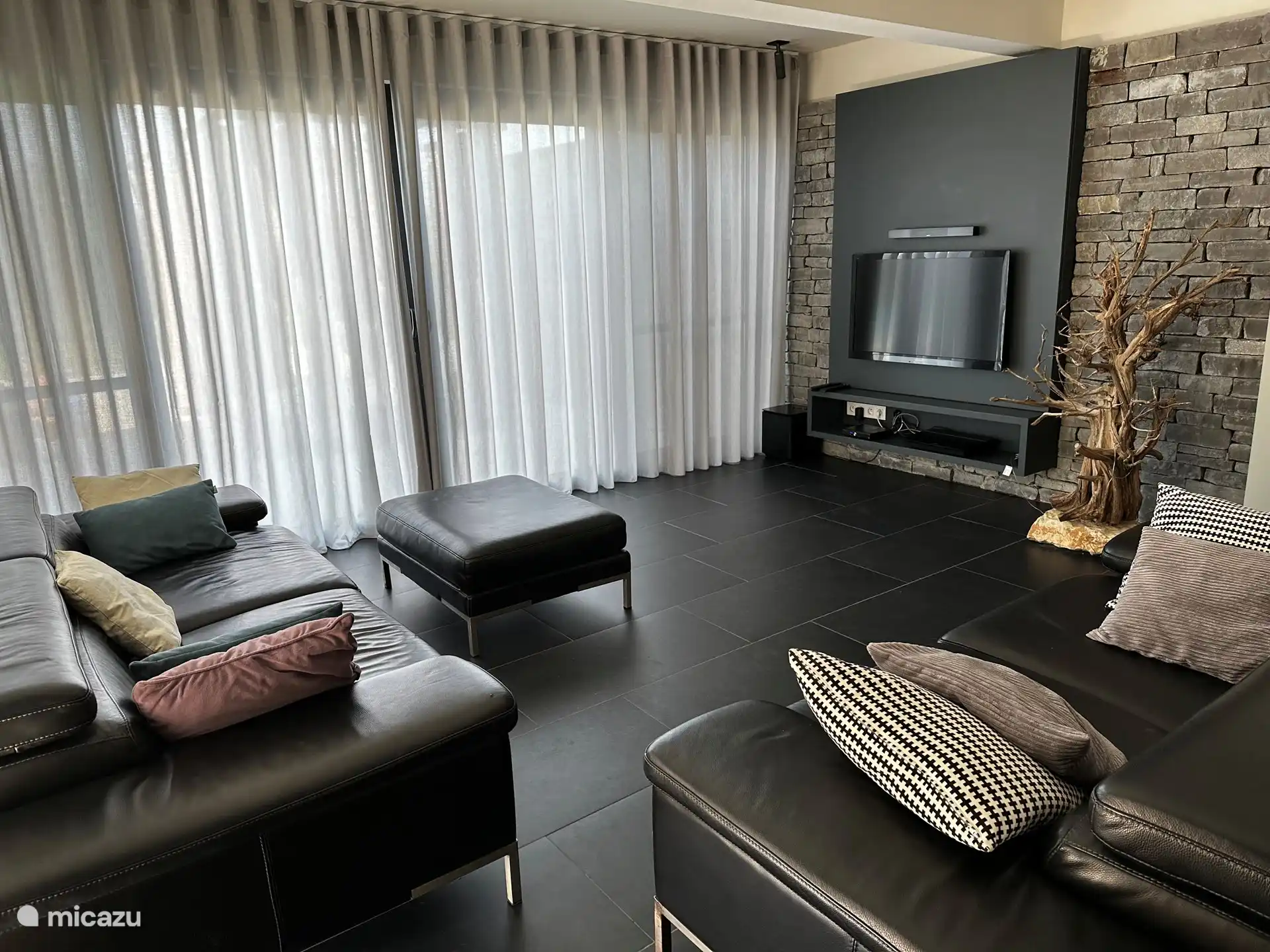 Sitzecke mit TV und Kamin