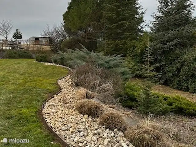 Villa 'Les cubes de Beaulieu' | France, Ardèche, Beaulieu (Ardèche) - villa Le jardin a été brièvement aménagé cette année.