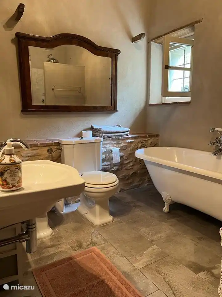 Parterre: Badezimmer 'Enrico'