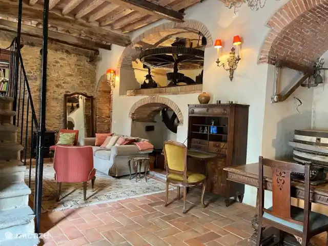 Il Mulino | Italie, Toscane, Lucca - moulin Parterre : l'ancien espace de travail est désormais « bibliothèque ».