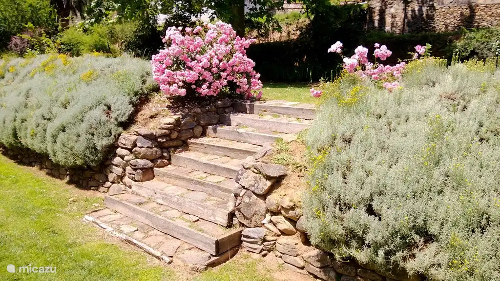 Der Garten verfügt über drei Ebenen, aus der Zeit, als die Bauern hier ihre Säcke mit Mais, brachte Kastanien und Nüsse. Die top 'deck' 
war eine lokale Weinberge.