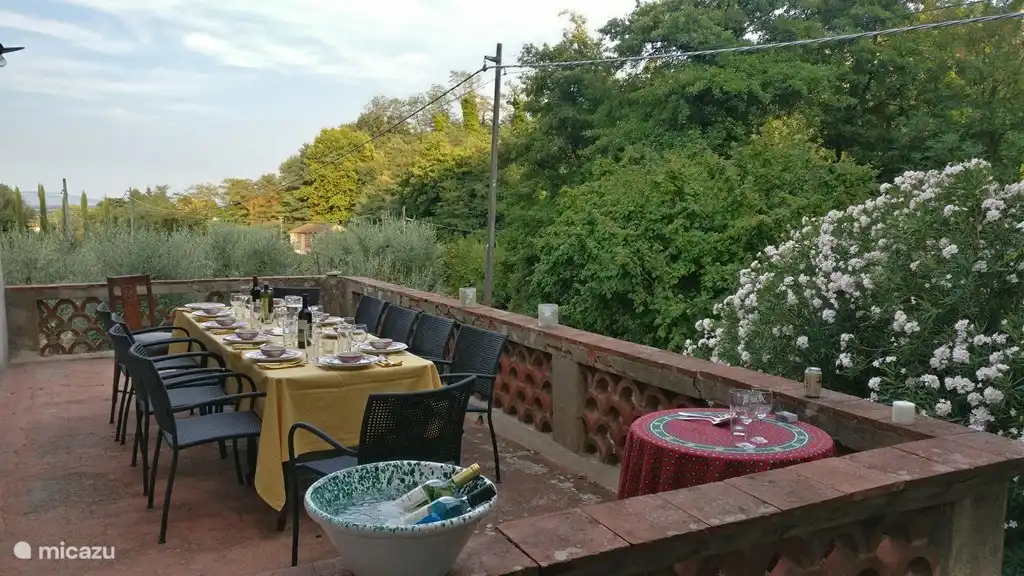 Terrasse an der Vorderseite, im Hintergrund der Kirchturm. Ideal für Sommerabende.