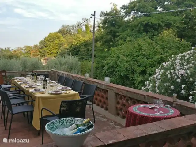 Il Mulino | Italie, Toscane, Lucca - moulin Terrasse à l'avant, avec clocher en arrière-plan. Idéal pour les soirées d'été.