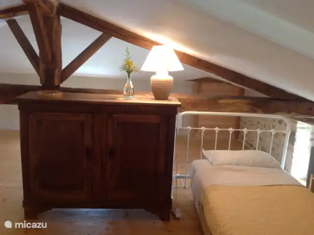 Domaine Charente - Gite Cardabelle en Francia, Charente, Mazières - casa vacacional Espacioso altillo para dormir en el segundo piso, con 1 cama francesa (120 x 190) y dos camas individuales. Total para 3 personas, también zona de juegos para niños.