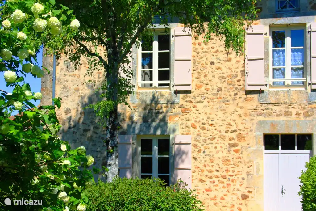 Front garden and front Gite Cardabelle