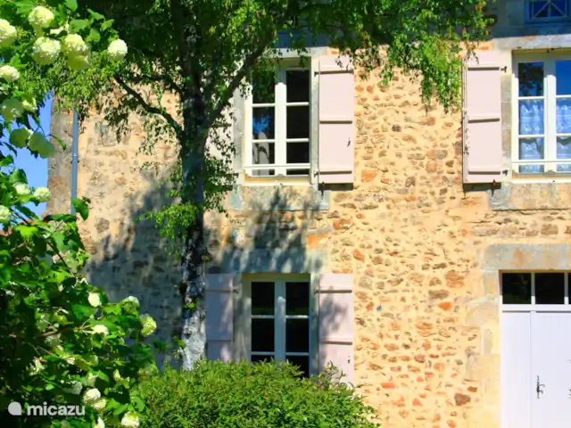 Domaine Charente - Gite Cardabelle en Francia, Charente, Mazières - casa vacacional Jardín delantero y Gite Cardabelle delantero