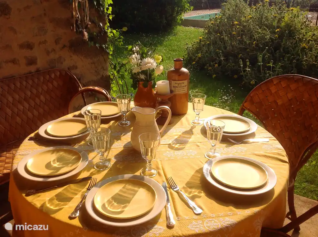 Set table on the terrace of the Gite Cardabelle
