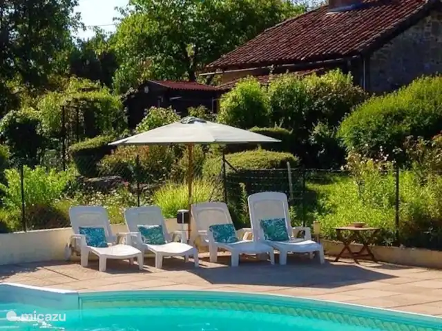 Domaine Charente - Gite Cardabelle en Francia, Charente, Mazières - casa vacacional atemporal junto a la piscina