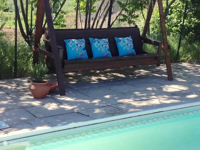 Domaine Charente - Gite Cardabelle en Francia, Charente, Mazières - casa vacacional Columpio junto a la piscina