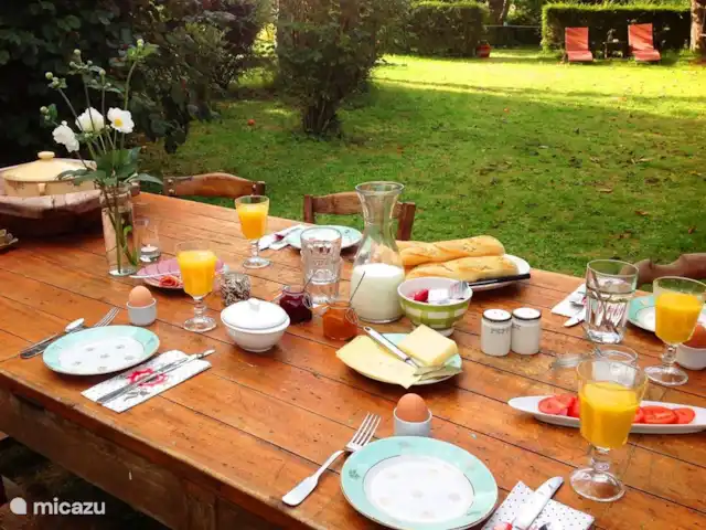 Domaine Charente - Gite Cardabelle en Francia, Charente, Mazières - casa vacacional La mesa comunitaria de desayuno/café/bebidas en el jardín delantero.