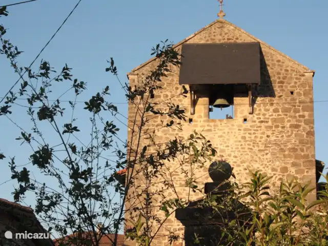 Domaine Charente - Gite Cardabelle en Francia, Charente, Mazières - casa vacacional En la parte delantera del dominio se encuentra la pequeña iglesia de nuestro pueblo.