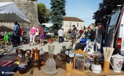 Et Bric Brac or Vide Grenier or flea ..... it all comes to the same thing, village-like coziness and a variety of offerings. It's up to you: Art or kitsch?