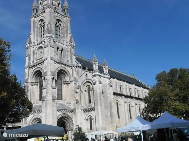 Domaine Charente - Gite Cardabelle en Francia, Charente, Mazières - casa vacacional Angoulême, ir de compras aquí no es un castigo. Bonitas tiendas y boutiques, terrazas y varios tipos de restaurantes, museos, etc.
Angulema es bastante animada; hay mercados, vide greniers u otras actividades animadas durante todo el año. A menos de 40 minutos de nosotros...
