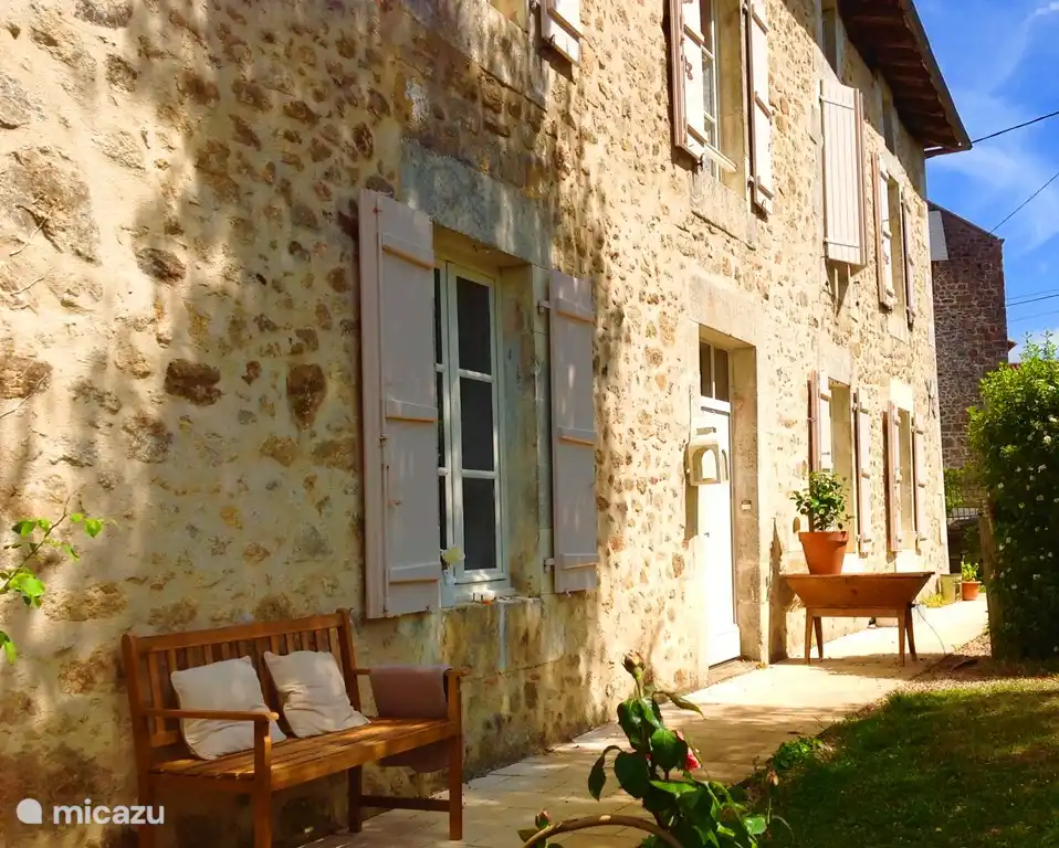 The main house, with on the left the Gîte Cardabelle with spacious private garden. And on the right: the Gite Magnolia, slightly more spacious, with its own garden. Near the swimming pool, the playhouse, swings and the fire pit.