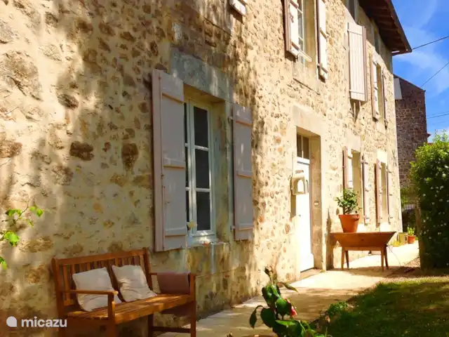 Domaine Charente - Gite Cardabelle en Francia, Charente, Mazières - casa vacacional La casa principal, con a la izquierda la casa rural Cardabelle con un amplio jardín privado. Y a la derecha: la Gîte Magnolia, un poco más espaciosa, con su propio jardín. Cerca de la piscina, la casita de juegos, los columpios y la hoguera.