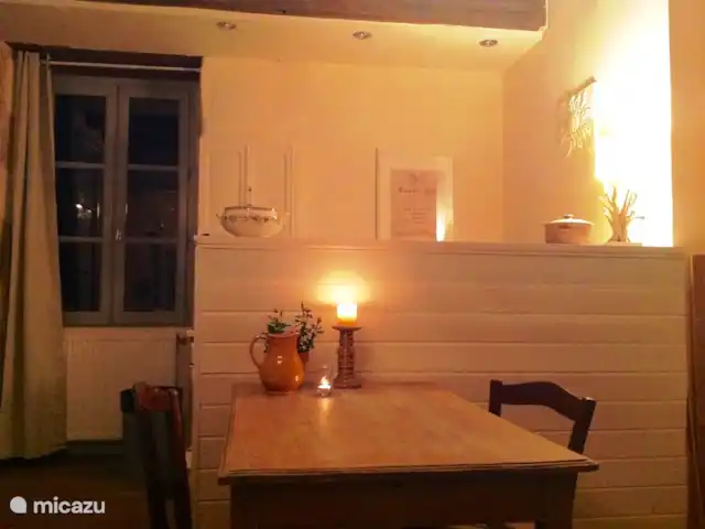 Domaine Charente - Gite Cardabelle en Francia, Charente, Mazières - casa vacacional La barra alta, con la cocina detrás (cocina a gas con horno, lavavajillas, lavadora). A la izquierda de la ventana hay una gran nevera con congelador. Y un amplio armario.