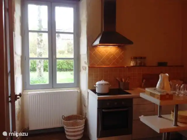 Domaine Charente - Gite Cardabelle en Francia, Charente, Mazières - casa vacacional La cocina abierta, espaciosa, con nevera grande, lavavajillas y lavadora.