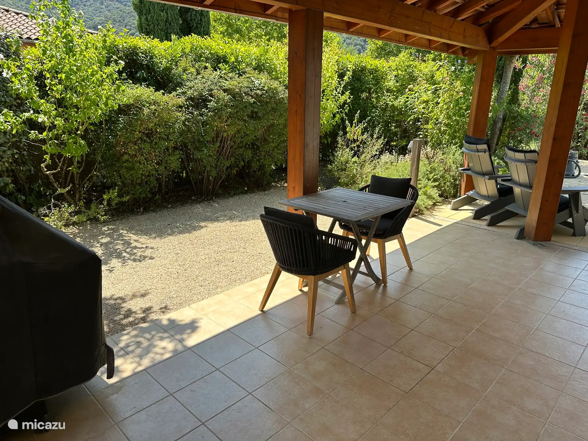 Het terras met een extra zitje. Deze tafel met de twee stoelen kan ook bij de hoofdtafel worden gezet voor extra ruimte. 