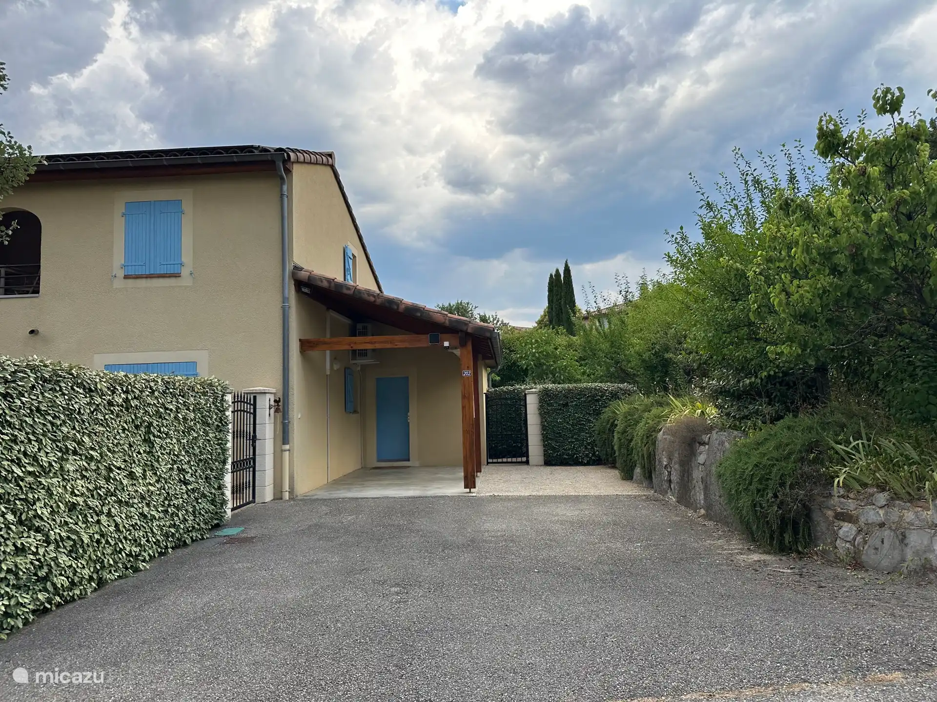 De carport -parkeerplaats is gelijk aan de weg, dus eenvoudig binnen te rijden.