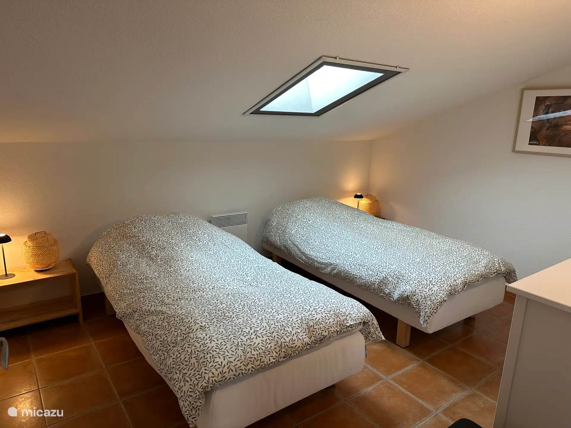 De tweede slaapkamer boven met airco en twee enkele bedden. Op deze 'kinderkamer' is voldoende (kast)ruimte. Ook is er een ladekast, die tevens als commode kan dienen.