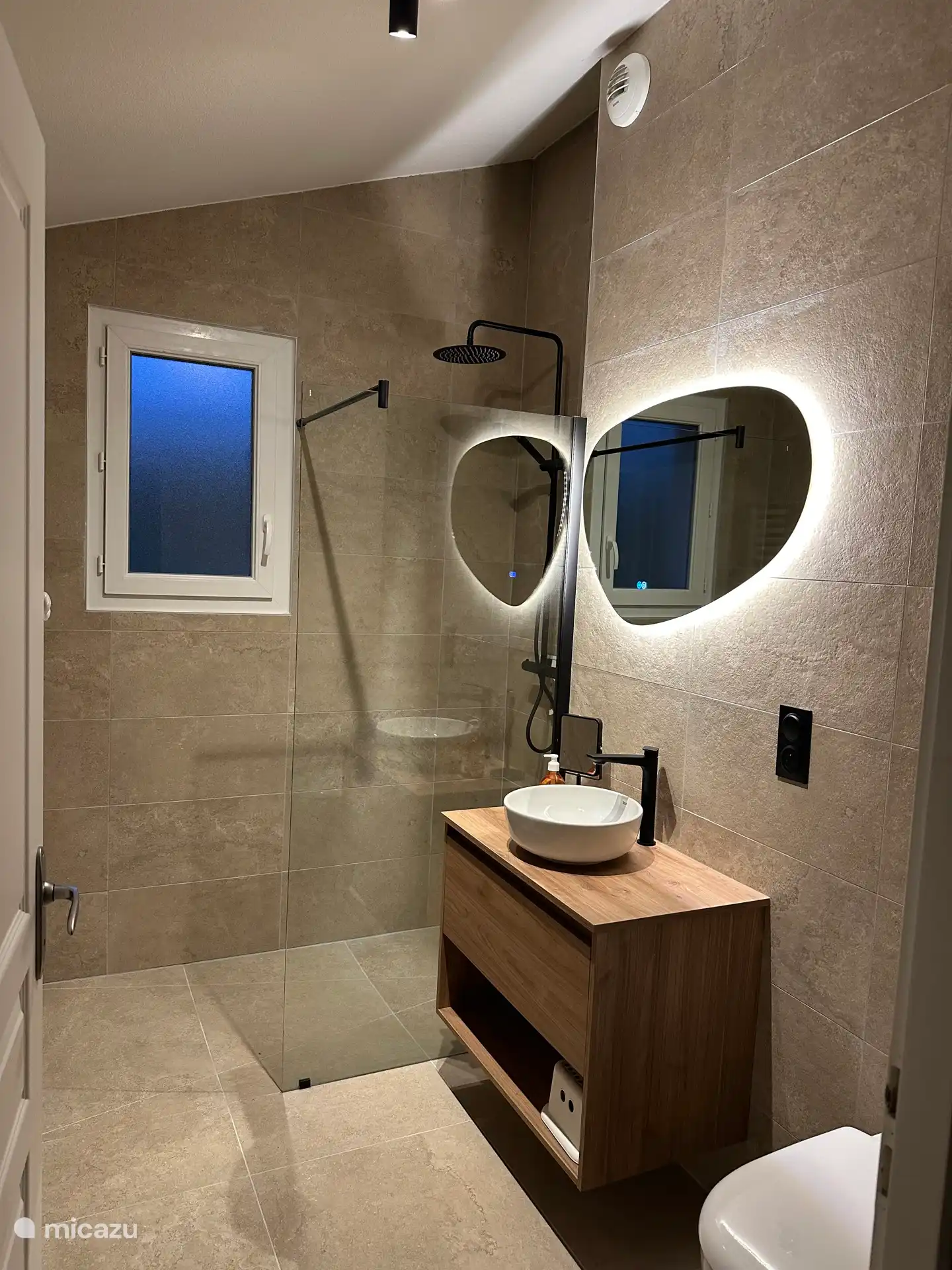 Eind 2024 zijn de beide badkamers en toilet vernieuwd. Dit is de nieuwe badkamer op de verdieping met (stort/regen)douche, verwarmde handdoekradiator, wastafel en toilet. 