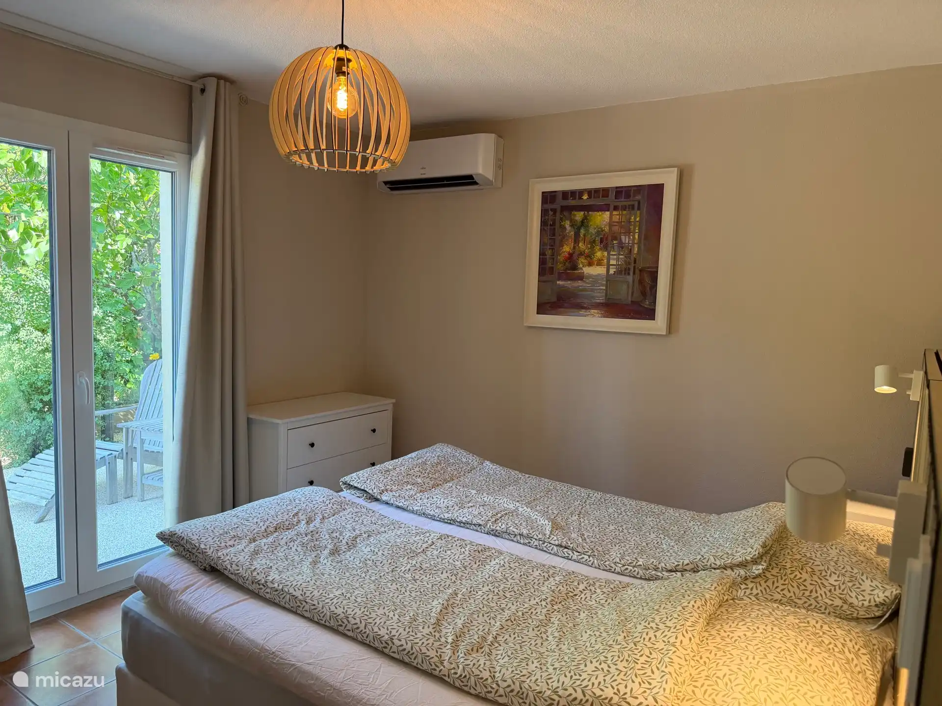 De 'master bedroom' beneden  met airco, luxe 2-persoons boxspring bed met comfortabele matrassen en een topdek.
