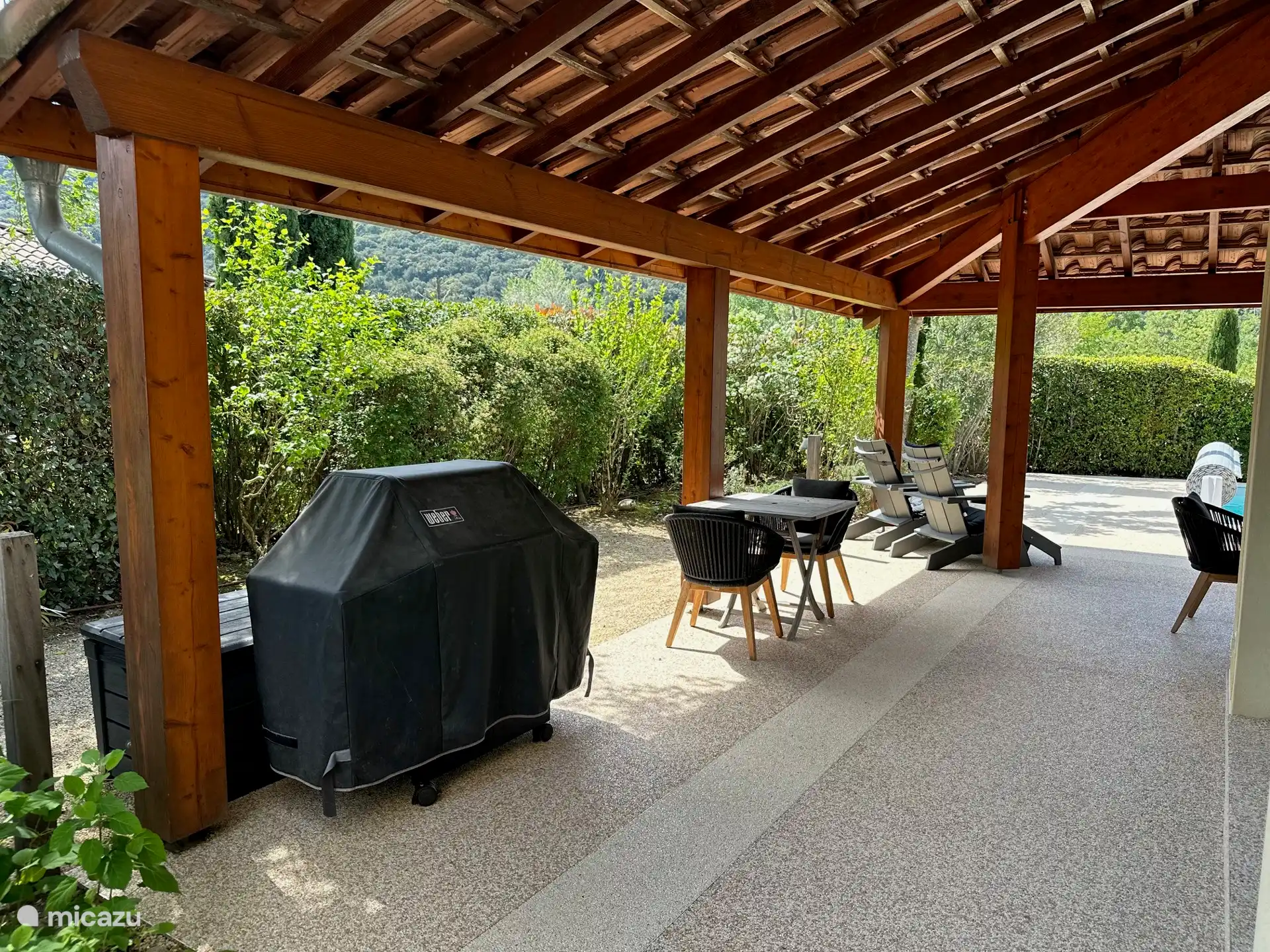 Het terras met een extra zitje. Deze tafel met de twee stoelen kan ook bij de hoofdtafel worden gezet voor extra ruimte. 