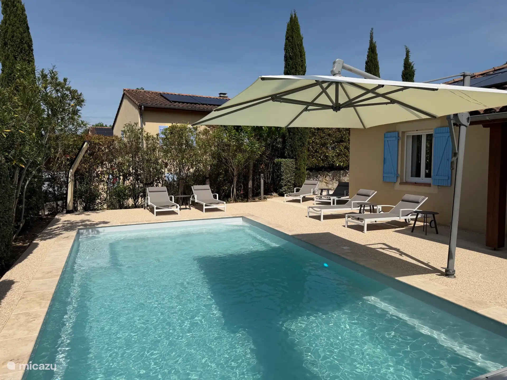 Prachtig vergroot, deels overkapt terras dat doorloopt om de villa, zodat er de hele dag in en uit de zon gezeten/gelegen kan worden. Er zijn ruim voldoende tuinstoelen en ligbedden aanwezig.
