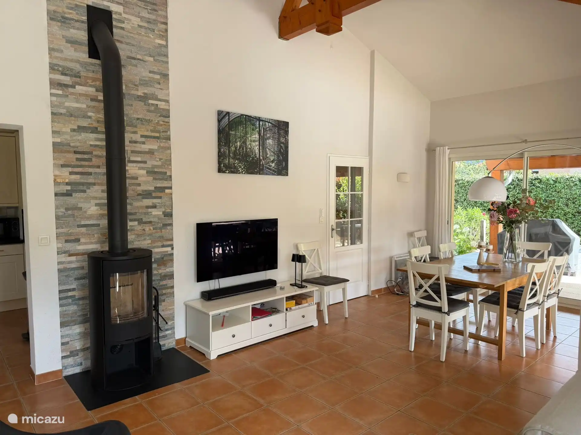 In de villa is er een grote TV met alle belangrijke Nederlandse en Belgische zenders. 
