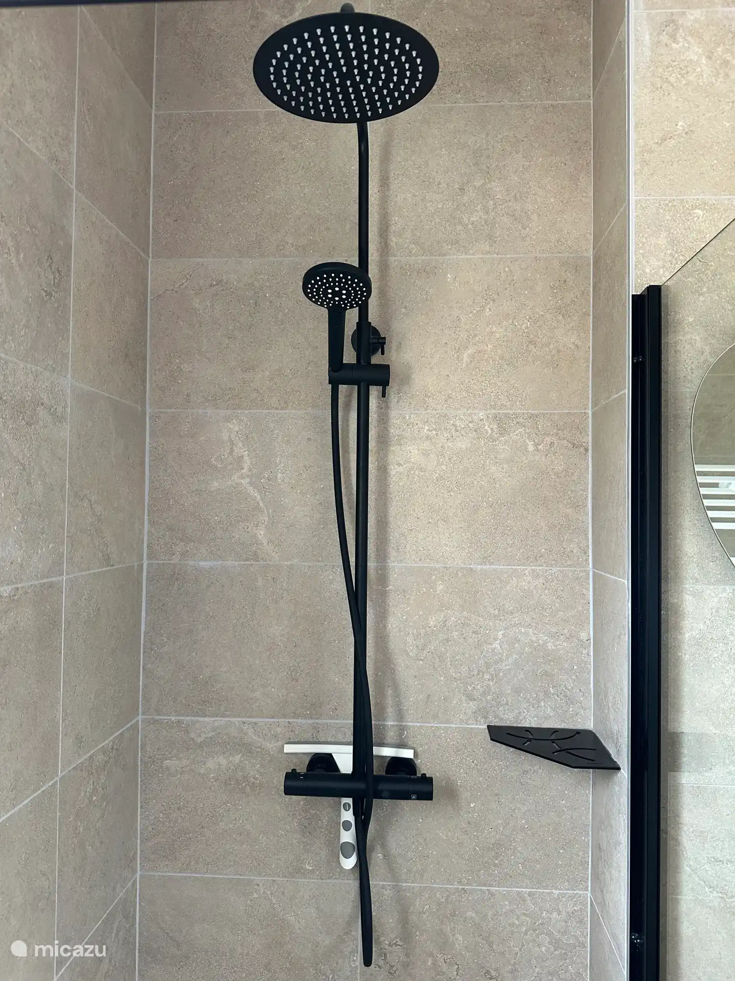 In beide badkamers is er een inloopdouche met comfortabele (stort)douche  aanwezig.